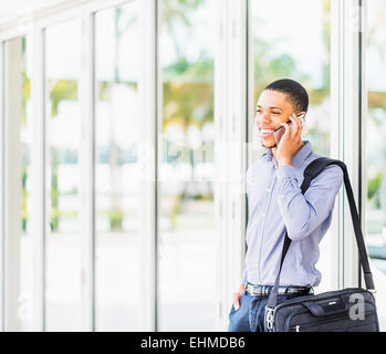 Black businessman talking on cell phone Banque D'Images