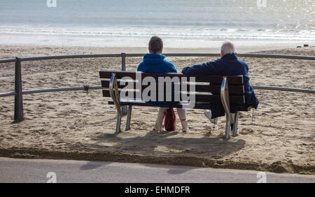 Couple sur la promenade au bord de mer, de Bournemouth, Dorset, England, UK Banque D'Images