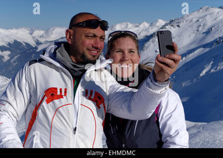 Les skieurs, un couple qui, en selfies Hochfügen vallée du Zillertal, Tyrol, Autriche Banque D'Images