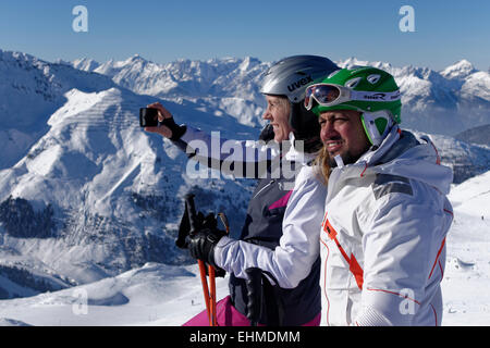 Les skieurs, un couple qui, en selfies Hochfügen vallée du Zillertal, Tyrol, Autriche Banque D'Images