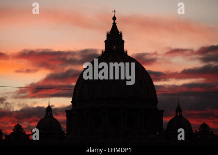 Coucher de soleil sur le dôme de la Basilique Saint Pierre au Vatican à Rome, Latium, Italie. Banque D'Images