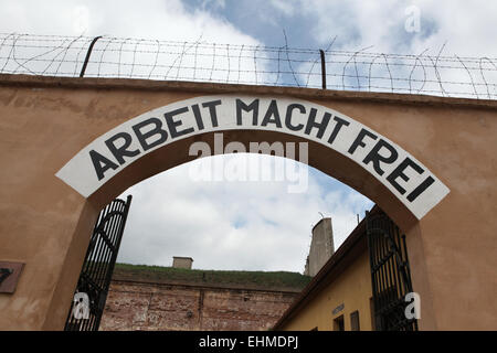 Avec la devise d'Archway Nazi Arbeit macht frei (le travail rend libre) dans l'ancienne prison de la Gestapo à Terezin, en République tchèque. Banque D'Images