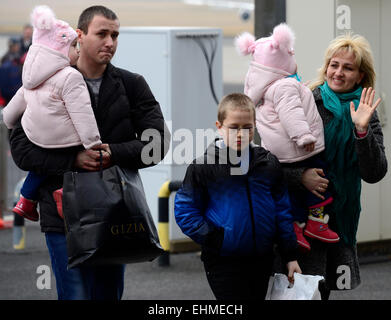 Prague, République tchèque. Mar 15, 2015. Le deuxième groupe de tchèques, qui ont décidé de passer de l'Ukraine à leur patrie d'origine sur la situation en matière de sécurité, est arrivé à l'aéroport de Prague où ils ont été accueillis par le Président Zeman, le ministre de l'Intérieur, Milan Chovanec, et le ministre des Affaires étrangères, Lubomir Zaoralek à l'aéroport Ruzyne de Prague, en République tchèque, le dimanche 15 mars, 2015. © Roman Vondrous/CTK Photo/Alamy Live News Banque D'Images