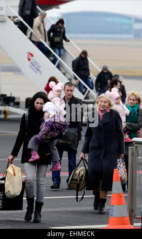 Prague, République tchèque. Mar 15, 2015. Le deuxième groupe de tchèques, qui ont décidé de passer de l'Ukraine à leur patrie d'origine sur la situation en matière de sécurité, est arrivé à l'aéroport de Prague où ils ont été accueillis par le Président Zeman, le ministre de l'Intérieur, Milan Chovanec, et le ministre des Affaires étrangères, Lubomir Zaoralek à l'aéroport Ruzyne de Prague, en République tchèque, le dimanche 15 mars, 2015. © Roman Vondrous/CTK Photo/Alamy Live News Banque D'Images