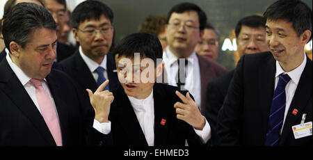 Le ministre allemand des affaires économiques et Vice-chancelier d'Allemagne (SPD, Sigmar Gabriel, L-R), Jack Ma, fondateur et PDG d'e-commerce chinois Alibaba Group et Jian Wang (R) CTO de Alibaba parler le jour de l'ouverture du salon CeBIT 2015 international computer expo à Hanovre, Allemagne, 16 mars 2015. Le CeBIT se déroulera jusqu'au 20 mars 2015, la Chine est cette année partenaire officiel du pays. Photo : Friso Gentsch/dpa Banque D'Images