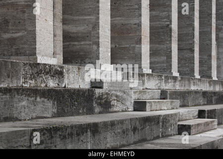 Escalier de la Chambre de l'Allemand Haus des Deutschen Sports (Sports) conçu par Werner Mars dans l'Olympiapark Berlin, Allemagne. Banque D'Images