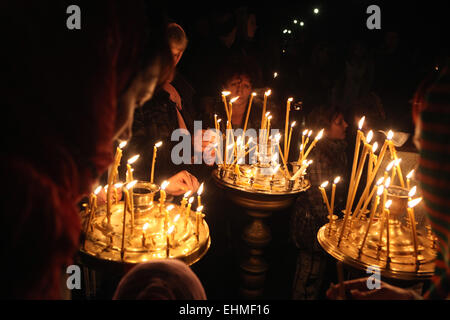 Les croyants orthodoxes allument des bougies au cours d'un service de nuit de Pâques orthodoxe au cimetière Olsany à Prague, République tchèque. Banque D'Images