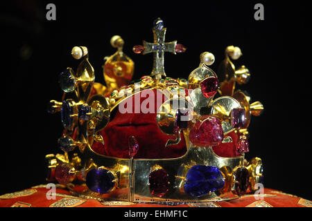 Couronne de Saint Venceslas présentés à l'exposition des joyaux de la Couronne de Bohême à Prague, République tchèque. Banque D'Images