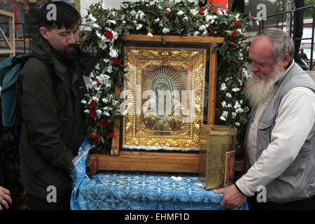 Les croyants orthodoxes portent un miracle, icône de la Vierge Eleusa à Mikulcice, République tchèque. Les croyants orthodoxes portent un miracle, icône de la Vierge Eleusa également connu sous le nom de la Vierge de Lokot pendant un service orthodoxe en l'honneur des saints Cyrille et Méthode à Mikulcice, République tchèque. Banque D'Images