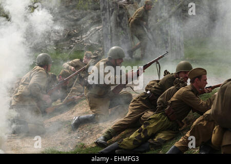 De reconstitution historique habillés en soldats soviétiques assister à la reconstitution de la bataille à Orechov (1945), près de Brno, République tchèque. La bataille de Orechov en avril 1945 a été la plus grande bataille de chars dans les derniers jours de la Seconde Guerre mondiale, en Moravie du Sud, la Tchécoslovaquie. Banque D'Images