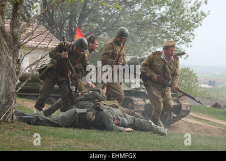 De reconstitution historique habillés en soldats soviétiques assister à la reconstitution de la bataille à Orechov (1945), près de Brno, République tchèque. La bataille de Orechov en avril 1945 a été la plus grande bataille de chars dans les derniers jours de la Seconde Guerre mondiale, en Moravie du Sud, la Tchécoslovaquie. Banque D'Images