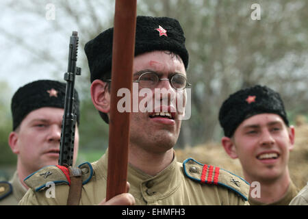 De reconstitution historique habillés en soldats soviétiques assister à la reconstitution de la bataille à Orechov (1945), près de Brno, République tchèque. La bataille de Orechov en avril 1945 a été la plus grande bataille de chars dans les derniers jours de la Seconde Guerre mondiale, en Moravie du Sud, la Tchécoslovaquie. Banque D'Images