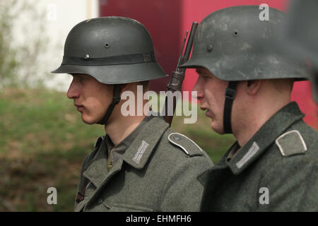 De reconstitution historique habillés en soldats nazis allemands se préparer à l'étape de la bataille à Orechov (1945) près de Brno, République tchèque. La bataille de Orechov en avril 1945 a été la plus grande bataille de chars dans les derniers jours de la Seconde Guerre mondiale, en Moravie du Sud, la Tchécoslovaquie. Banque D'Images