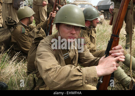 De reconstitution historique habillés en soldats soviétiques se préparer à l'étape de la bataille à Orechov (1945), près de Brno, République tchèque. La bataille de Orechov en avril 1945 a été la plus grande bataille de chars dans les derniers jours de la Seconde Guerre mondiale, en Moravie du Sud, la Tchécoslovaquie. Banque D'Images