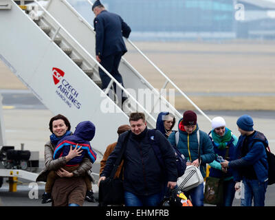 Prague, République tchèque. Mar 15, 2015. Le deuxième groupe de tchèques, qui ont décidé de passer de l'Ukraine à leur patrie d'origine sur la situation en matière de sécurité, est arrivé à l'aéroport de Prague où ils ont été accueillis par le Président Zeman, le ministre de l'Intérieur, Milan Chovanec, et le ministre des Affaires étrangères, Lubomir Zaoralek à l'aéroport Ruzyne de Prague, en République tchèque, le dimanche 15 mars, 2015. © Roman Vondrous/CTK Photo/Alamy Live News Banque D'Images