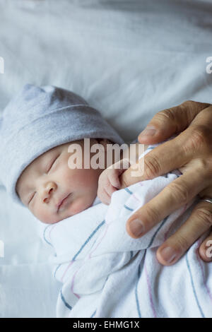 Close up of newborn baby holding doigt de père Banque D'Images