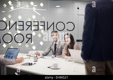 Caucasian business people listening en réunion de bureau Banque D'Images