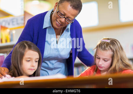 Aider les élèves dans la bibliothèque de l'enseignant Banque D'Images