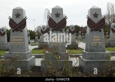 Mémorial de guerre soviétique au cimetière d'Olšany à Prague, République tchèque. Les solders soviétiques tombés dans les derniers jours de la Seconde Guerre mondiale et morts après la guerre sont enterrés ici. Des tombes de solders soviétiques sont photographiées après des travaux de restauration infructueux, qui ont eu lieu entre 2009 et 2014. Banque D'Images