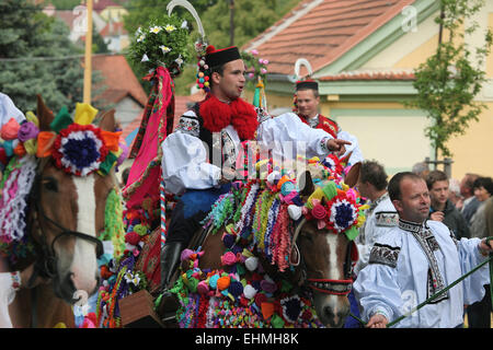 Route des Rois folklore festival à Vlcnov, Moravie du Sud, en République tchèque. Les jeunes hommes habillés en costume folklorique morave traditionnelle décorée en chevaux pour effectuer les recrues au cours de la Route des Rois folklore festival à Vlcnov, Moravie du Sud, en République tchèque. Banque D'Images