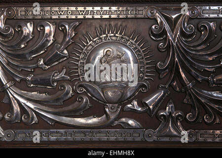 Sainte Vierge Marie et l'Esprit Saint. Décoration d'argent dans la chapelle de la porte de l'Aurore à Vilnius, Lituanie. Banque D'Images