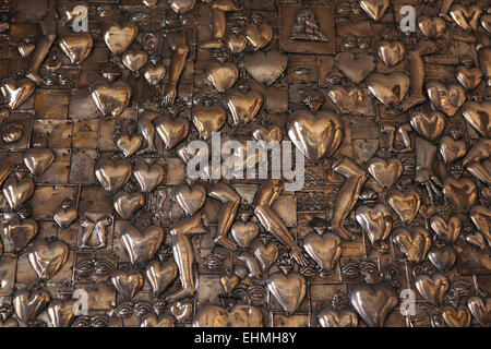 Les plaques votives de l'argent (ex voto) dans la chapelle de la porte de l'Aurore à Vilnius, Lituanie. Banque D'Images