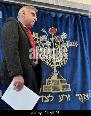 Un nouveau parochet, ou un rideau pour couvrir l'arche de la Torah, a été remis officiellement à la communauté juive de Brno dans la synagogue locale qui a été en cours de reconstruction à Brno, en République tchèque, le 15 mars 2015. L'parochet a été faite aux États-Unis selon la conception par l'artiste américain Mark Podwal (photo de gauche). Le principal motif du rideau est une menorah - le candélabre à sept branches, qui dit Podwal était le plus vieux symbole juif. Podwal est l'auteur d'un jeu complet de textiles utilisés dans la Vieille Nouvelle Synagogue (Altneuschul) à Prague. Il se charge de la conception de rideaux, couvertures et les manteaux de la Torah Banque D'Images