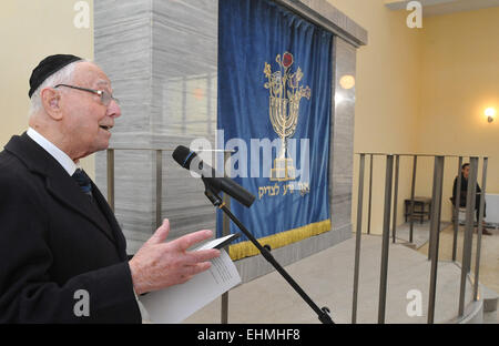 Un nouveau parochet, ou un rideau pour couvrir l'arche de la Torah, a été remis officiellement à la communauté juive de Brno dans la synagogue locale qui a été en cours de reconstruction à Brno, en République tchèque, le 15 mars 2015. L'parochet a été faite aux États-Unis selon la conception par l'artiste américain Mark Podwal. Le principal motif du rideau est une menorah - le candélabre à sept branches, qui dit Podwal était le plus vieux symbole juif. Podwal est l'auteur d'un jeu complet de textiles utilisés dans la Vieille Nouvelle Synagogue (Altneuschul) à Prague. Il se charge de la conception de rideaux, couvre et la Torah pour les manteaux de Brno, aussi. Banque D'Images