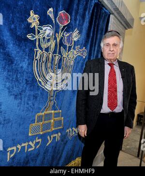 Un nouveau parochet, ou un rideau pour couvrir l'arche de la Torah, a été remis officiellement à la communauté juive de Brno dans la synagogue locale qui a été en cours de reconstruction à Brno, en République tchèque, le 15 mars 2015. L'parochet a été faite aux États-Unis selon la conception par l'artiste américain Mark Podwal (photo de droite). Le principal motif du rideau est une menorah - le candélabre à sept branches, qui dit Podwal était le plus vieux symbole juif. Podwal est l'auteur d'un jeu complet de textiles utilisés dans la Vieille Nouvelle Synagogue (Altneuschul) à Prague. Il se charge de la conception de rideaux, couvre et manteau de la Torah Banque D'Images