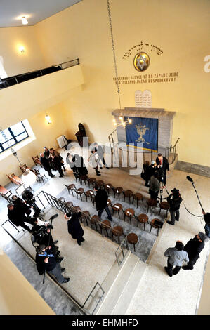 Un nouveau parochet, ou un rideau pour couvrir l'arche de la Torah, a été remis officiellement à la communauté juive de Brno dans la synagogue locale qui a été en cours de reconstruction à Brno, en République tchèque, le 15 mars 2015. L'parochet a été faite aux États-Unis selon la conception par l'artiste américain Mark Podwal. Le principal motif du rideau est une menorah - le candélabre à sept branches, qui dit Podwal était le plus vieux symbole juif. Podwal est l'auteur d'un jeu complet de textiles utilisés dans la Vieille Nouvelle Synagogue (Altneuschul) à Prague. Il se charge de la conception de rideaux, couvre et la Torah pour les manteaux de Brno, aussi. Banque D'Images