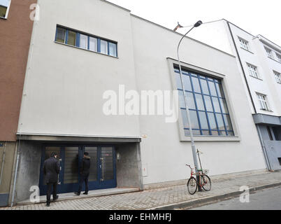 Un nouveau parochet, ou un rideau pour couvrir l'arche de la Torah, a été remis officiellement à la communauté juive de Brno dans la synagogue locale (en photo) qui a été en cours de reconstruction à Brno, en République tchèque, le 15 mars 2015. L'parochet a été faite aux États-Unis selon la conception par l'artiste américain Mark Podwal. Le principal motif du rideau est une menorah - le candélabre à sept branches, qui dit Podwal était le plus vieux symbole juif. Podwal est l'auteur d'un jeu complet de textiles utilisés dans la Vieille Nouvelle Synagogue (Altneuschul) à Prague. Il se charge de la conception de rideaux, couvre et manteaux de Torah pour Banque D'Images