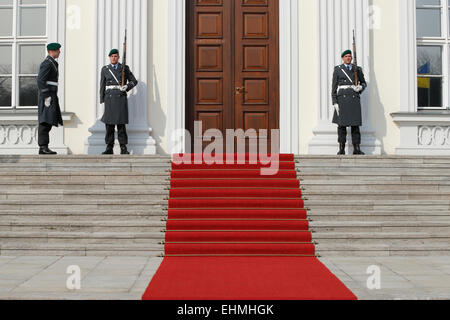 Berlin, Allemagne. 16 mar, 2015. président joachin gauck de poroschenko allemand, petro accueille, président de l'Ukraine, avec les honneurs militaires au château de Bellevue le 16 mars 2015 à Berlin, Allemagne. crédit : reynaldo chaib paganelli/Alamy live news Banque D'Images