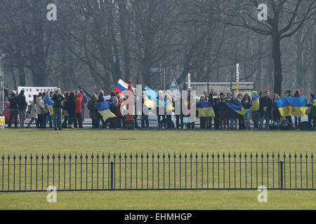 Berlin, Allemagne. 16 mar, 2015. président joachin gauck de poroschenko allemand, petro accueille, président de l'Ukraine, avec les honneurs militaires au château de Bellevue le 16 mars 2015 à Berlin, Allemagne. crédit : reynaldo chaib paganelli/Alamy live news Banque D'Images