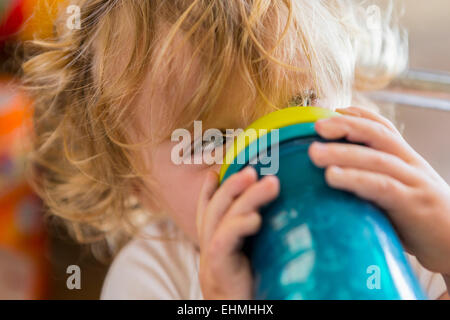 Caucasian baby l'eau potable à partir de la tasse Banque D'Images