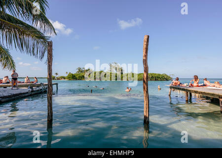 Les baigneurs et les nageurs dans le groupe sur Caye Caulker profiter du soleil et de l'eau Banque D'Images