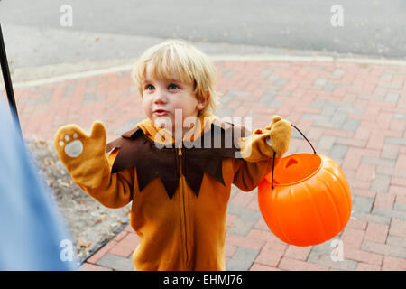 Caucasian boy in costume lion trick or treating sur Halloween Banque D'Images