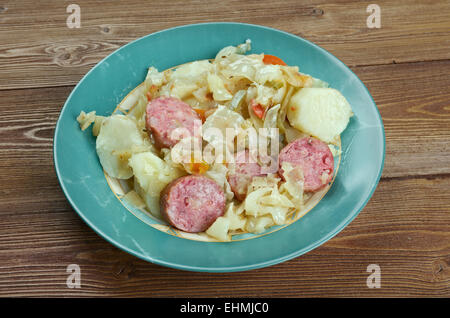 Ragoût de saucisses Oktoberfest avec pommes de terre et typiquement bavarois produit - Allemagne Banque D'Images