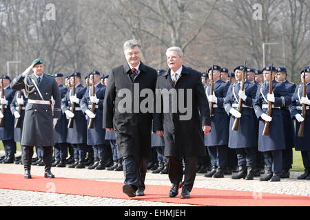 Berlin, Allemagne. 16 mar, 2015. président joachin gauck de poroschenko allemand, petro accueille, président de l'Ukraine, avec les honneurs militaires au château de Bellevue le 16 mars 2015 à Berlin, Allemagne. / Photo : le président allemand joachin gauck et Petro Poroshenko. . Crédit : reynaldo chaib paganelli/Alamy live news Banque D'Images