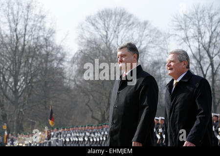 Berlin, Allemagne. 16 mar, 2015. président joachin gauck de poroschenko allemand, petro accueille, président de l'Ukraine, avec les honneurs militaires au château de Bellevue le 16 mars 2015 à Berlin, Allemagne. / Photo : le président allemand joachin gauck et Petro Poroshenko. . Crédit : reynaldo chaib paganelli/Alamy live news Banque D'Images