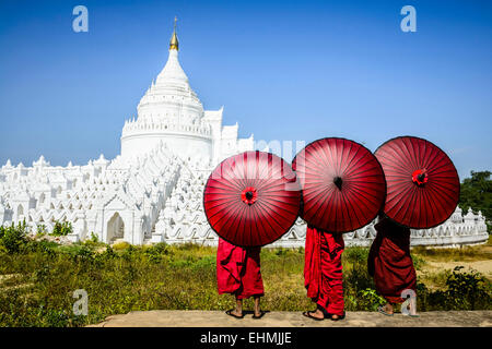 Les moines d'Asie temple historique de visualisation sous les parasols, Mingun, Mandala, Myanmar Banque D'Images