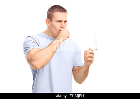 Jeune homme fume une cigarette et la toux isol sur fond blanc Photo Stock - Alamy Jeune homme fume une cigarette et la toux isol sur fond blanc Photo Stock - Alamy