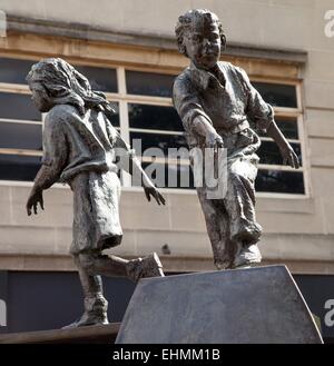 La sculpture de Northampton, par Graham Ibbeson, montrant des enfants - Abington Street, Northampton,. Banque D'Images