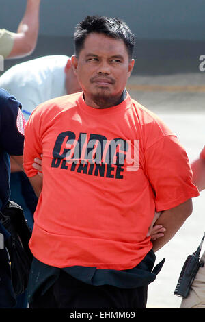 Pasay City, Philippines. Mar 16, 2015. Mohammad Ali Tambako, fondateur de la Justice Mouvement islamique, est escorté à Pasay City, Philippines, le 16 mars 2015. Mohammad Ali Tambako et quatre de ses disciples ont été arrêtés dimanche soir dans le sud de la ville de General Santos, Philippines, l'armée a déclaré lundi. Credit : Rouelle Umali/Xinhua/Alamy Live News Banque D'Images