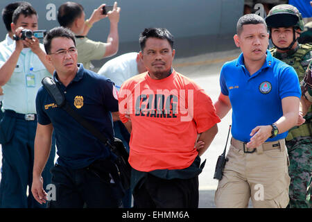 Pasay City, Philippines. Mar 16, 2015. Mohammad Ali Tambako (C), fondateur de la Justice Mouvement islamique, est escorté à Pasay City, Philippines, le 16 mars 2015. Mohammad Ali Tambako et quatre de ses disciples ont été arrêtés dimanche soir dans le sud de la ville de General Santos, Philippines, l'armée a déclaré lundi. Credit : Rouelle Umali/Xinhua/Alamy Live News Banque D'Images