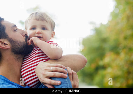 Caucasian father kissing baby son Banque D'Images