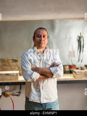 Native American bijoutier standing in studio Banque D'Images