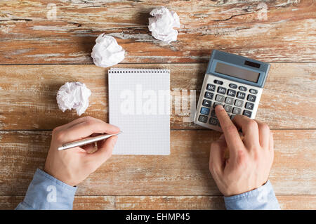 Close up of hands avec bloc-notes et calculatrice Banque D'Images