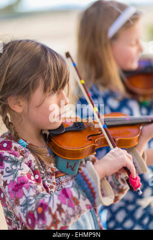 Close up of girls playing violin Banque D'Images