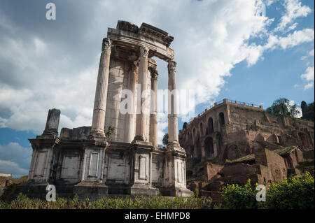 Le Temple de Vesta dans le Forum Romain, Rome, Latium, Italie. Banque D'Images