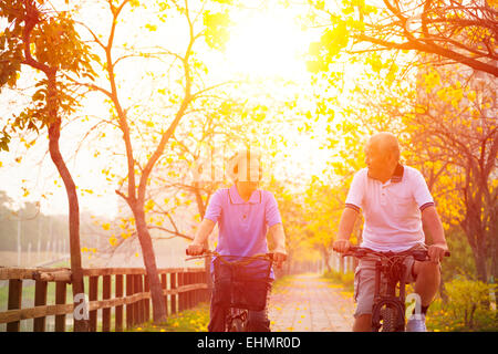 Couple à vélo dans le parc Banque D'Images